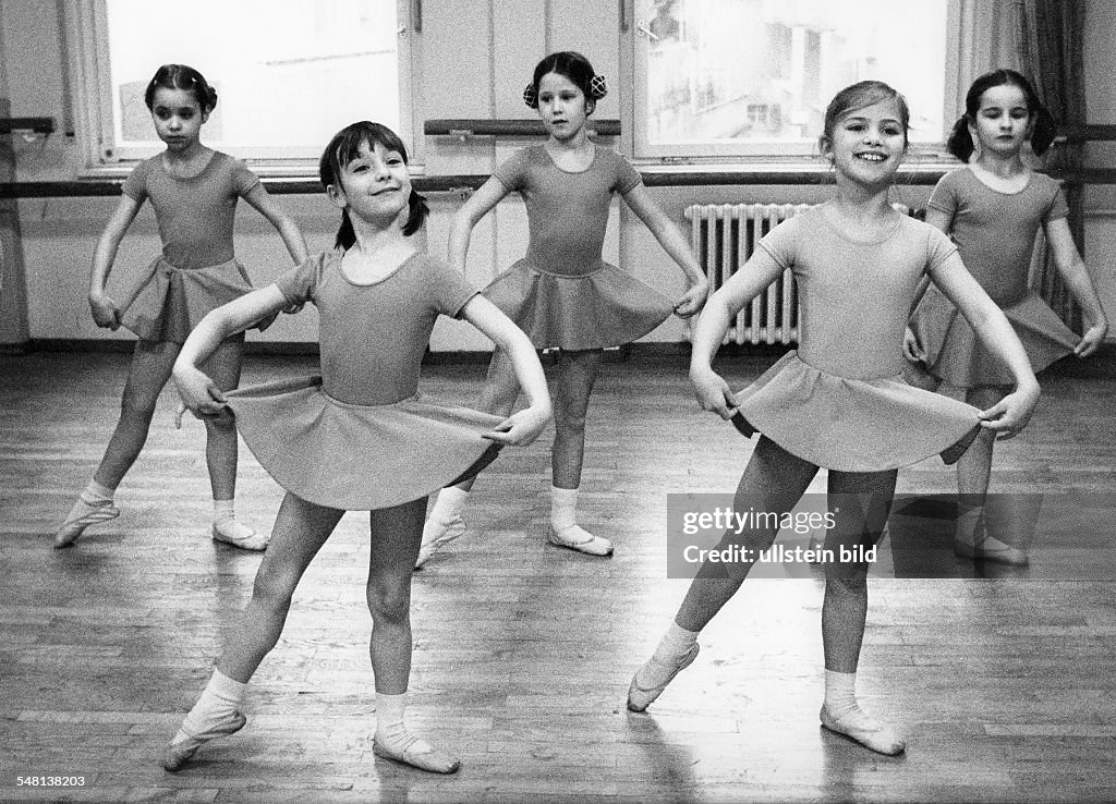 Federal Republic of Germany Baden-Wuerttemberg Stuttgart: Girls of the John Cranko Ballet School - 1978 - Photographer: Rudolf Dietrich - Vintage property of ullstein bild