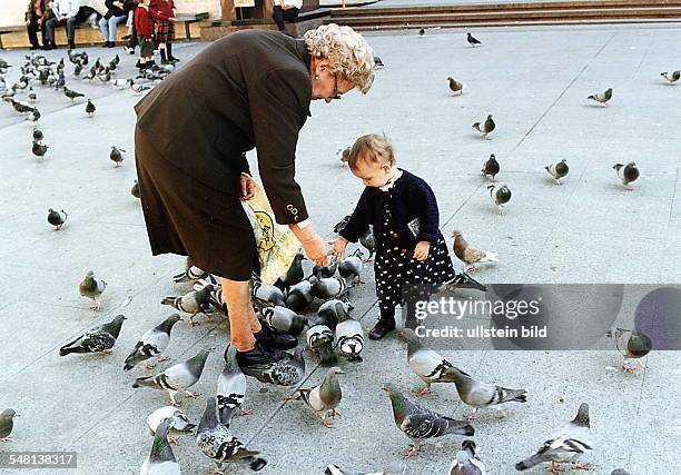 Alte Frau und kleines Mädchen beim Taubenfüttern - 1997