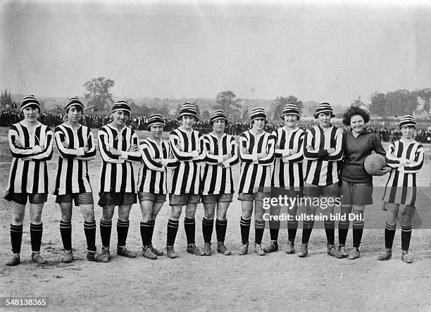 Dick, Kerr Ladies F.C,the ground-breaking womens football club, pose for a photograph during their 1922 North American tour. [Eingeschränkte Rechte...