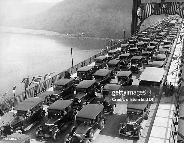 Traffic jam on the Barnet Bridge over the Hudson River - 1926 - Vintage property of ullstein bild