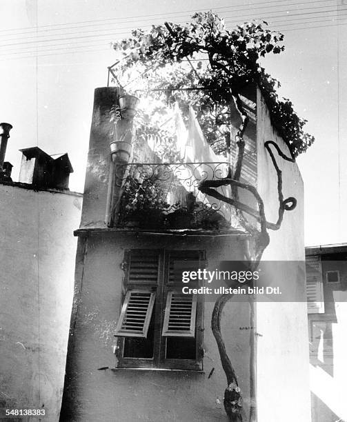Italy Liguria Portofino: Narrow house in the old port of Portofino - 1941 - Photographer: Regine Relang - Published by: 'Die Dame' 9/1941 Vintage...