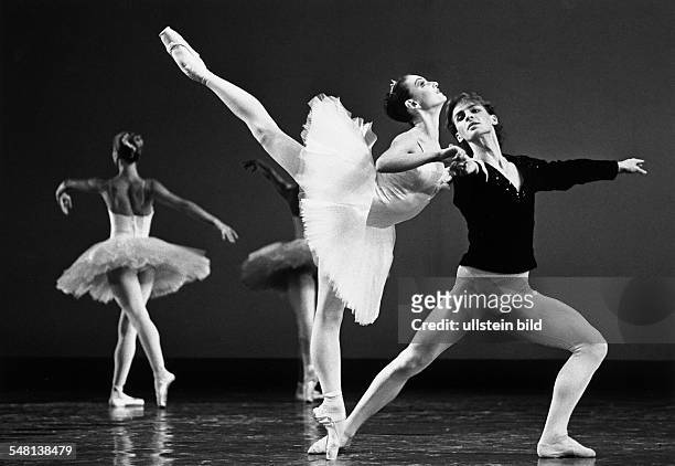 Symphonie in C" Ballett-Szene mit Bettina Thiel und Michael Rissmann Musik: G. Bizet Choreographie: George Balanchine Ort: Staatsoper Unter den...