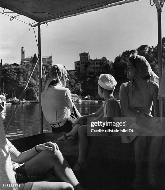 Italy : Tourists on a boat trip to Porto Fino - 1941 - Photographer: Regine Relang - Published by: 'Die Dame' 9/1941 Vintage property of ullstein bild