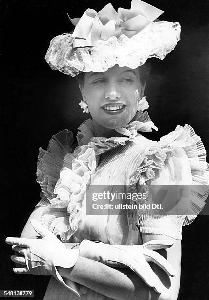 White organdy blouse with attached pleated frills and matching hat - 1943 - Photographer: Regine Relang - Vintage property of ullstein bild