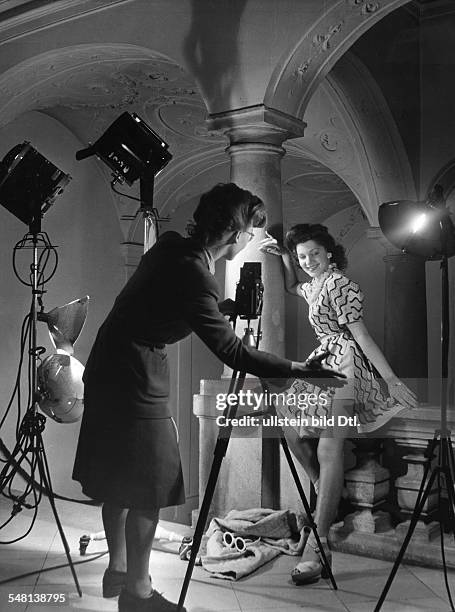 Austria Vienna : Fashion photo shooting session in the 'House of Fashion' - 1944 - Photographer: Regine Relang - Published by: 'Berliner Illustrirte...
