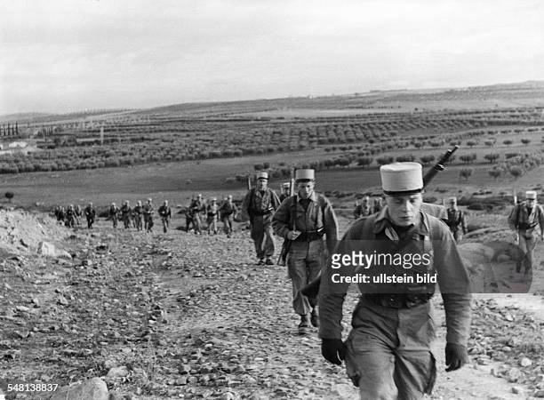 Algerienkrieg: Fremdenlegionäre auf dem Marsch. O.O. 1961