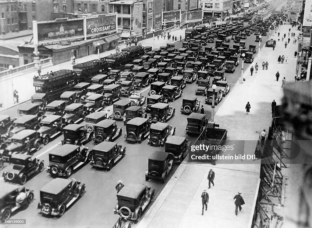 USA Illinois Chicago: Cars on Michigan Boulevard - 1930 - Vintage property of ullstein bild