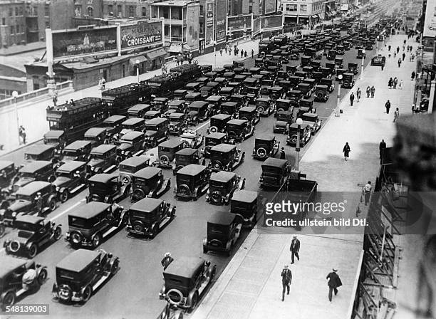 Illinois Chicago: Cars on Michigan Boulevard - 1930 - Vintage property of ullstein bild