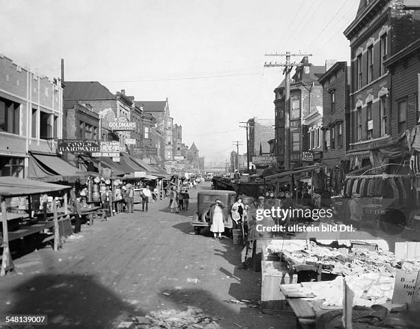 Illinois Chicago: View of the market in Maxwell Street, the ghetto of Chicago - 1929 - Vintage property of ullstein bild