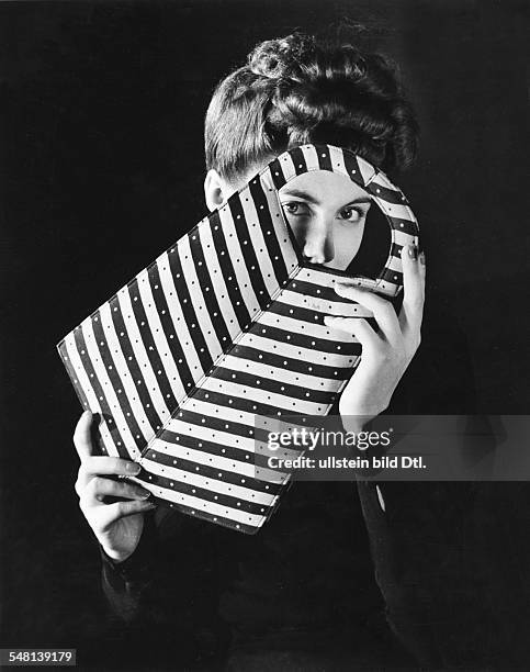 Striped bag with bow handle; model: Gehringer & Glupp - 1943 - Photographer: Regine Relang - Published by: 'Berliner Illustrirte Zeitung' 11/1943...