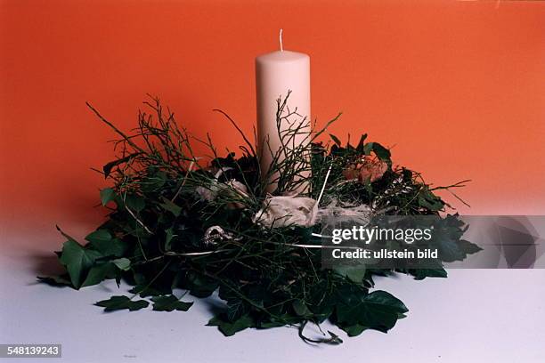 Edel gestalteter Adventskranz mit Efeu, champagnerfarbener Kerze und Engel aus Terrakotta - 1995