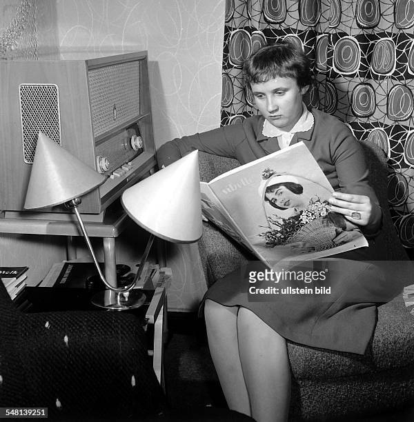 Junge Frau beim Lesen in der Frauenzeitschrift 'Sibylle' - 1958
