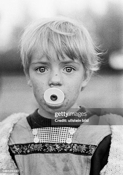 People, children, little girl, portrait, street kid, running nose, dirty, mucky, baby-soother in the mound, aged 4 to 6 years -