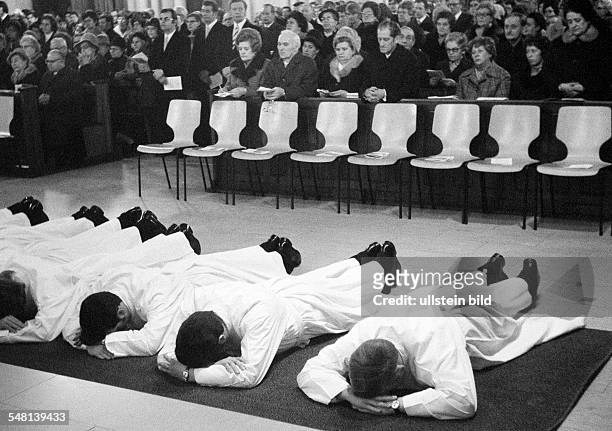 Religion, Christianity, consecration of fifteen diacons in 1974 in the Church of Our Lady Bottrop by auxiliary bishop Julius Angerhausen, D-Bottrop,...