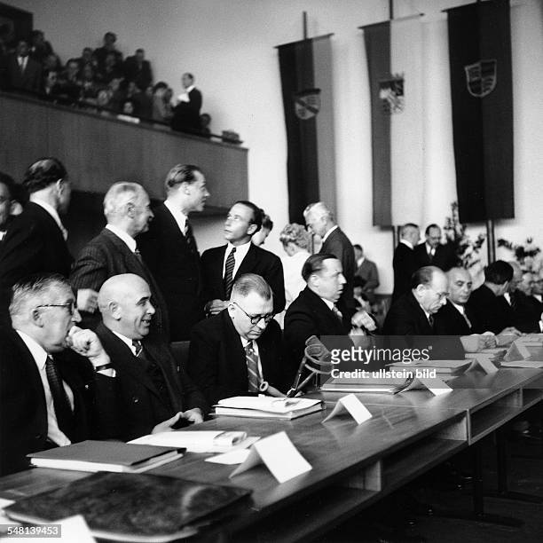 Konstituierende Sitzung des Bundesrats, Blick in das Plenum; v.l. Sitzend: Hans Hoffmann , Jakob Steffan , Adolf Süsterhenn , Peter Altmeier , NN,...