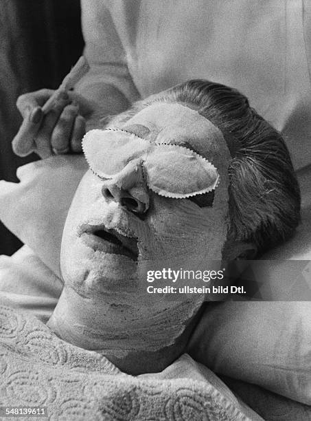 Beauty care: man with mask and compress over his eyes - 1964 - Vintage property of ullstein bild