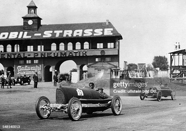 Driver Zerbst in an AVUS race, an Opel car behind Vintage property of ullstein bild