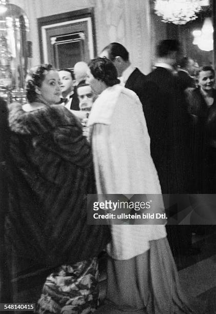 Italy Lazio 1870-/1861-70 Stato Pontifico / Papal State Roma Rome: Ladies in fur at the bar of the opera in Rome - 1937 - Photographer: Regine Relang...