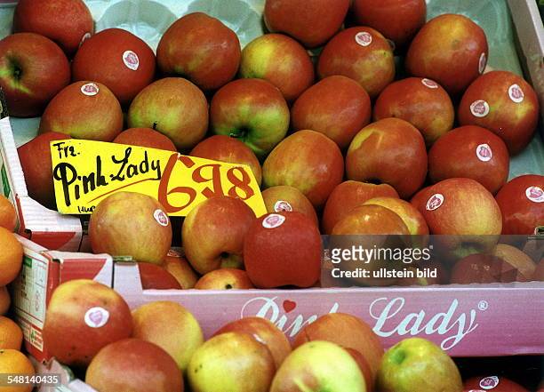 Äpfel der Sorte Pink Lady auf einem Markt - 2000