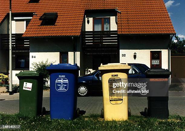 Mülltrennung. Haushaltsmülltonnen vor einem Haus für Biomüll, Papier, Plastik und Normalmüll. - 1996