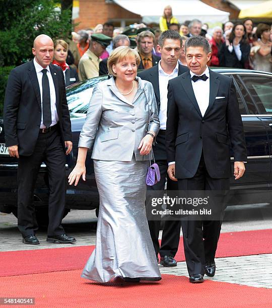 Merkel, Angela - Politician, CDU, Germany, Federal Chancellor - at the Bayreuth Festival with her husband Joachim Sauer and stepson Daniel Sauer