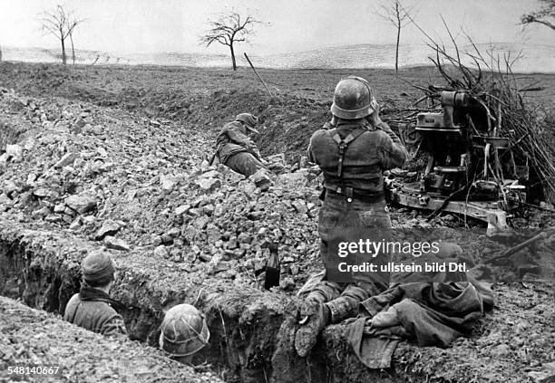 Second World War, Western front: Saarland / Lorraine, German soldiers in a trench at 'Saarfront' - - Photographer: Presse-Illustrationen Heinrich...