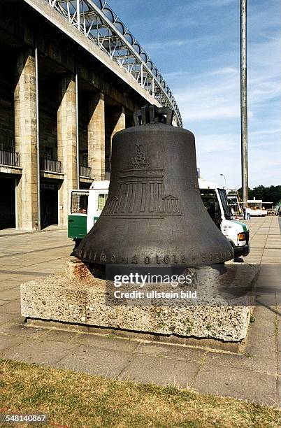 Blick auf die mit Umschrift und Emblemen versehene Olympiaglocke - August 1998