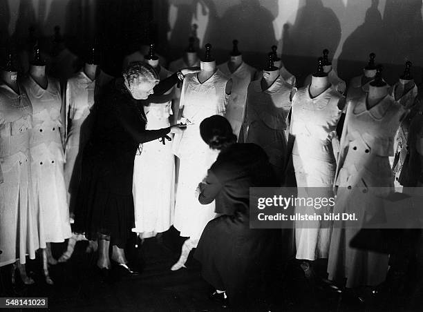 Ile de France Paris: Working with in-store mannequins at a Paris fashion school - 1931 - Photographer: James E. Abbe - Vintage property of ullstein...