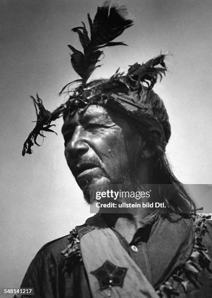 Portrait of a warrior of the Algonquin tribe - Photographer: Emil Otto Hoppe - Published by: 'Berliner Illustrirte Zeitung' 37/1927 Vintage property...