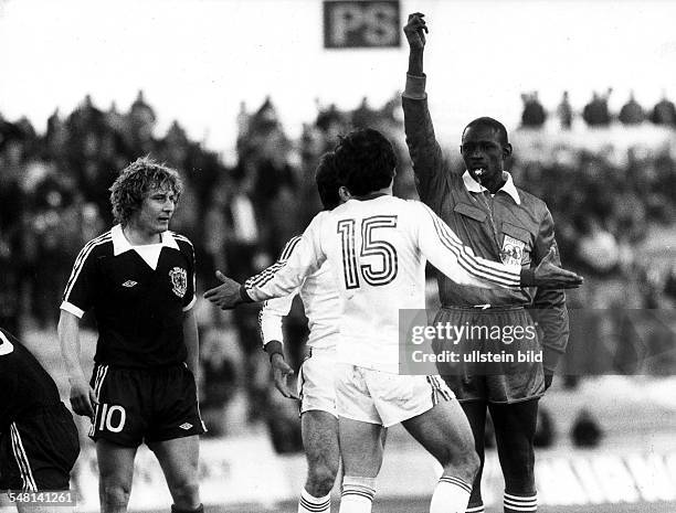 World Cup in Argentina First round, Group 4 in La Plata: Iran 1 - 1 Scotland - Scene of the match: referee Youssou N'Diaye booking Andaranik...