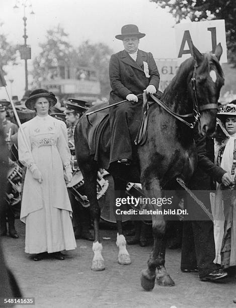 Great Britain England Manchester: Women's rights activists 'General' Mrs. Drummond on horseback - 1910 - Photographer: Philipp Kester - Vintage...