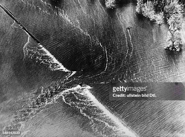 Mississippi floods of April 1927: aerial view of one of the burst dikes of the Mississippi - 1927 - Vintage property of ullstein bild