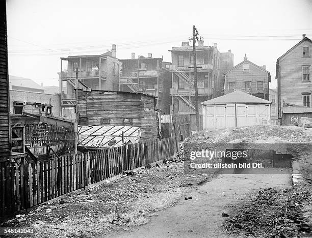 Illinois Chicago: View of a derelict area - summer 1934 - Photographer: Martin Munkacsi - Vintage property of ullstein bild