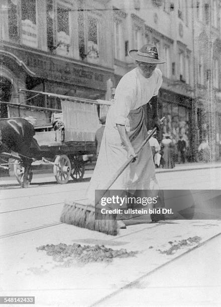 Germany Kingdom Bavaria Munich: A street cleaner at work - around 1900 - Photographer: Philipp Kester - Vintage property of ullstein bild