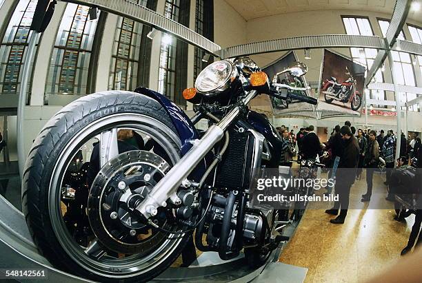 Motorrad von Kawasaki gezeigt auf den 5. Berliner Motorradtagen in den Messehallen am Funkturm - März 1997