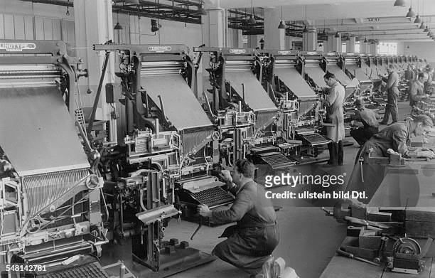Federal Republic of Germany Berlin : Assembly of linotype machines in the Berliner Maschinenbau - 1956 - Vintage property of ullstein bild