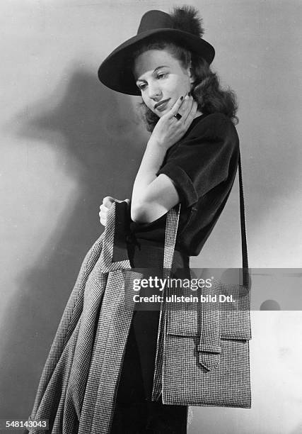 Houndstooth jacket and handbag of the same wool fabric; models: Gehringer & Glupp, Schroeder-Eggeringhaus, Horn - 1943 - Photographer: Regine Relang...
