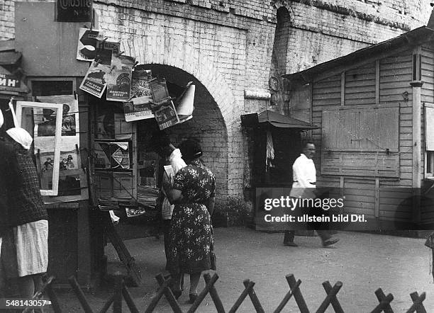 Soviet Union Russian SFSR Moscow: Newsstands and bookstalls at the 'Chinese Wall' of the Moscow University - around 1925 - Photographer: James E....