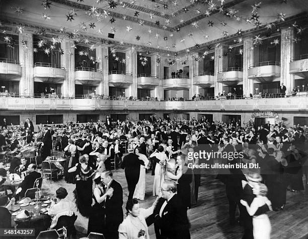 New York, New York City:: Ball in the Waldorf Astoria - 1934 - Vintage property of ullstein bild