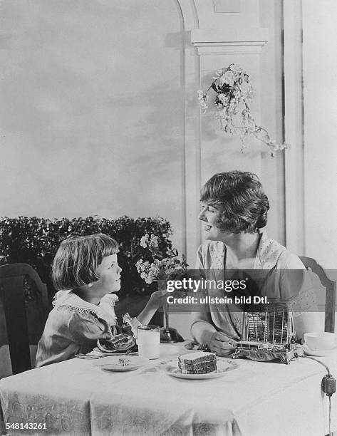 Mother and child Mother and her child having breakfast - photo: Joel Feder - 1931 - Vintage property of ullstein bild