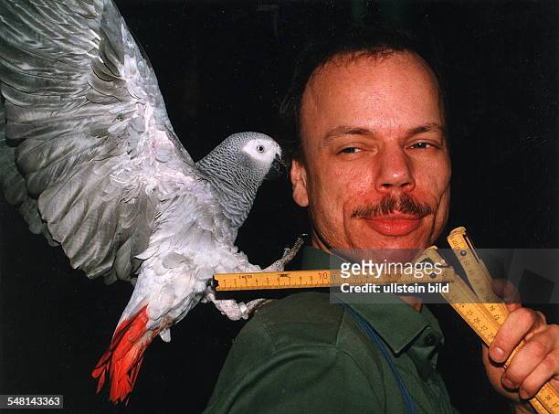 Inventur Tierpfleger Clemens Kuczynski vermisst Graupapagei Monsi mit einem Zollstock - 1994