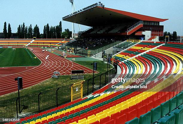 Teilansicht vom Stadion im Friedrich-Ludwig-Jahn-Sportpark in Berlin Prenzlauer Berg mit Haupttribüne und Laufbahn - Juni 1998