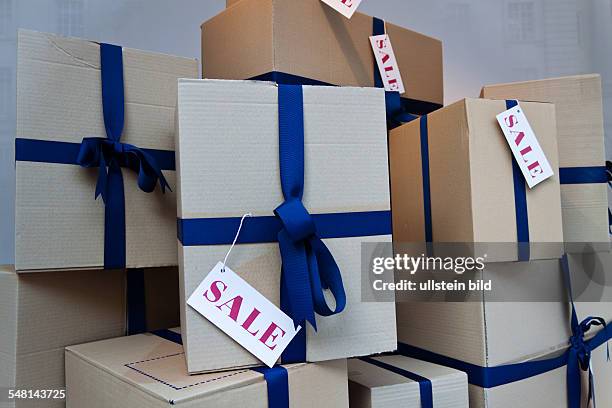 Symbolic photo Sale, parcels in a shop window