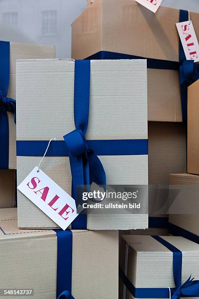 Symbolic photo Sale, parcels in a shop window