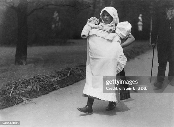 Austria-Hungary / Imperial and Royal Austrian Empire Austria beneath the Enns Vienna: Nanny carrying a baby in her arm - 1907 - Photographer: Philipp...