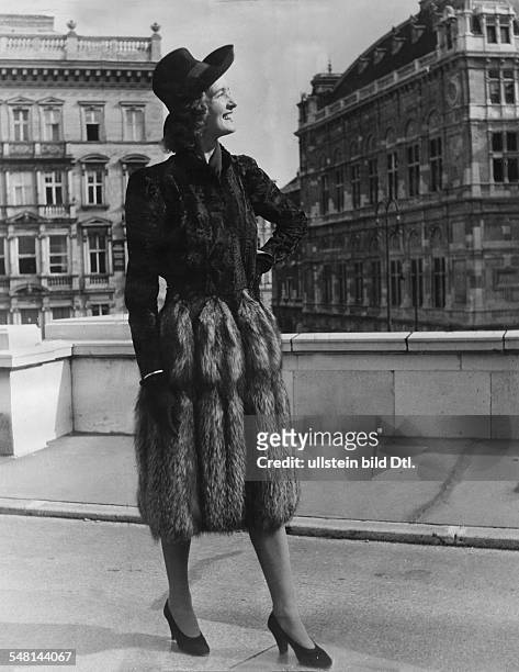 Austria Vienna : Woman in fur dress and with fur coat of silver fox; model 'Schüler-Wien' - 1943 - Photographer: Regine Relang - Published by:...