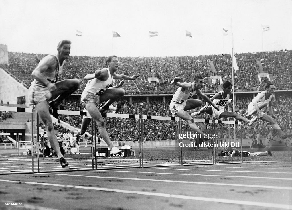 Germany Free State Prussia Berlin : 1936 Summer Olympics 110m hurdles (intermediate heat): Forrest Towns (USA, left) winning with 14,1 sec (new world record), far right: Thornton (Great Britain), 2nd from l: Lidman (Sweden) - August 1936 - Vintage pr