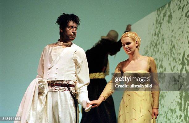 V.l. Jörg Gudzuhn und Cornelia Schirmer in 'Othello' von William Shakespeare R.: Alexander Lang