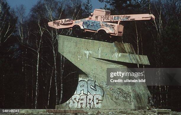 Von einer Berliner Künstlergruppe umgestaltetes Siegesdenkmal der Sowjetarmee zum Ende des 2.WK am alten DDR-Grenzkontrollpunkt Drewitz. Anstatt...