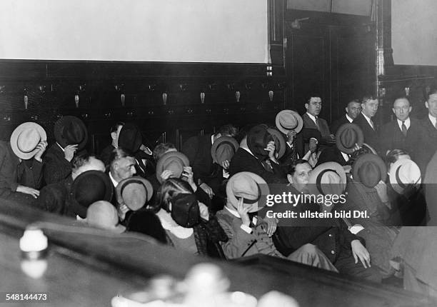 Trial against Al Capone; the spectators are covering their faces with hats in order to remain unrecognized - October 1931, Chicago Federal Building -...